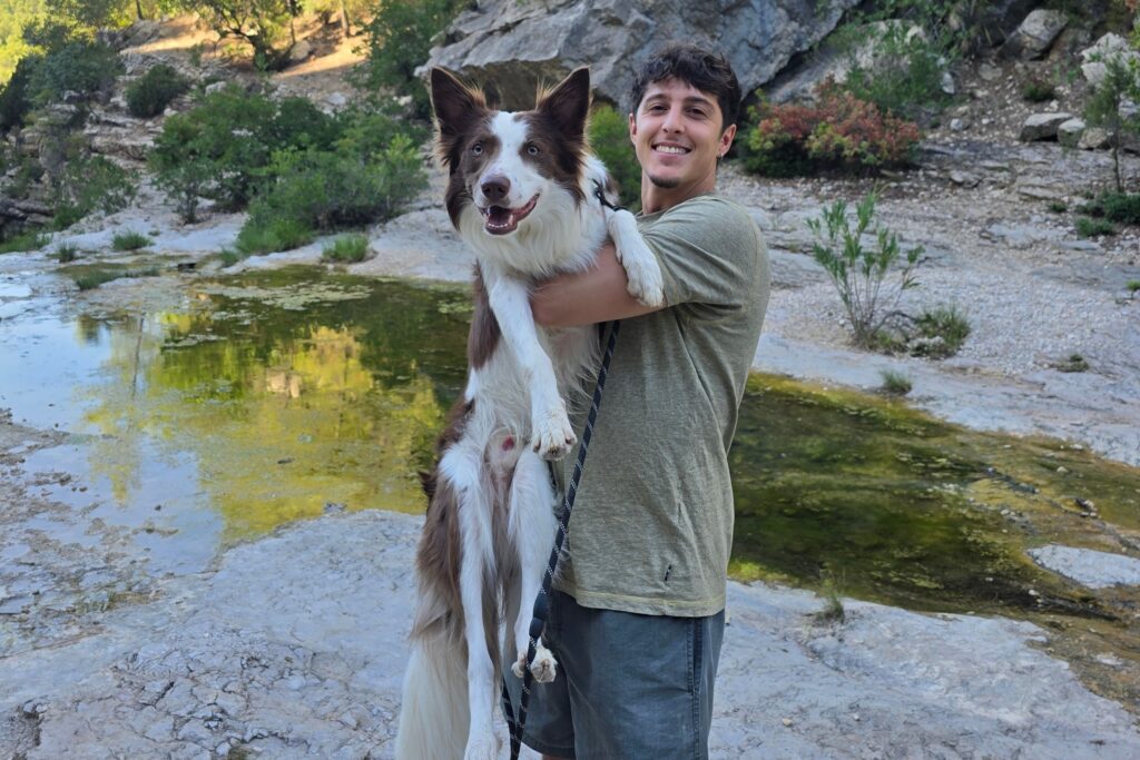 David y Loki border collie juntos en el río
